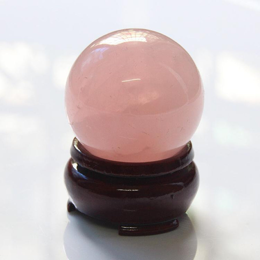 Sphère de Quartz rose naturel sur socle en bois